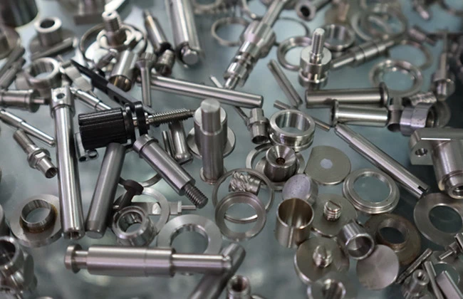 Wie werden Kleinteile bearbeitet? Die Wissenschaft hinter der Mikropräzision