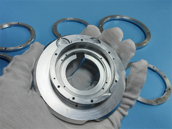 gedrehtes Aluminiumteil