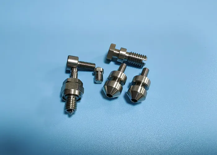 Wie ein professioneller Hersteller von Edelstahlschrauben und -muttern Präzision und Zuverlässigkeit für industrielle OEMs gewährleistet